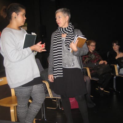 Efesia Bangura och Tuula Bergqvist diskuterar kläderna till pjäsen som teaterlijnen visar 2014.