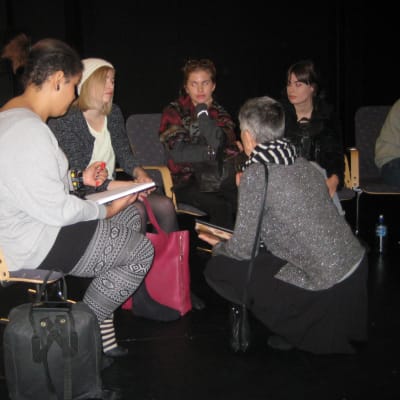 Efesia Bangura och Tuula Bergqvist pratar om kläderna till pjäsen som visas 2014. Mikaela Sundholm, Linnéa Aure och Ellinor Linder jobbar också med kläderna.