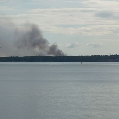 Rökbildning från skogsbrand i Syndalen i Hangö.