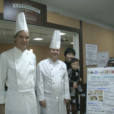 Joona Piiroinen ja Jouko Martikainen sekä asiakkaita ravintolassa Japanissa.