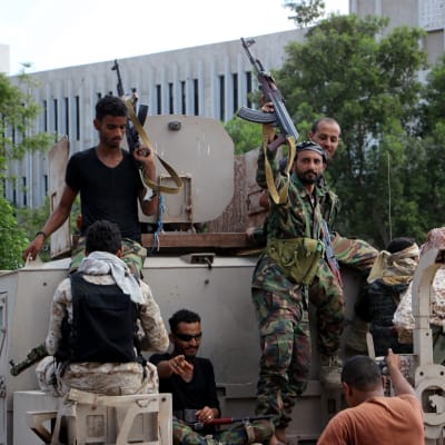 Sydjemenitiska separatister firar efter strider i hamnstaden Aden.