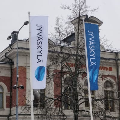 Jyväskylän kaupungintalo eli kunnallistalo ja Jyväskylä-viirejä talon edessä.