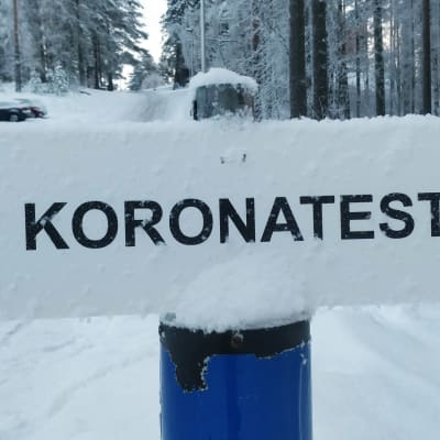 Koronatestauksesta kertova kyltti Jyväskylän Harjun urheilukentän takana. 