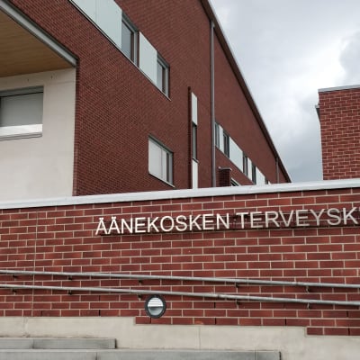 Äänekosken terveyskeskuksen punatiilinen rakennus.