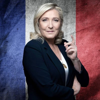 Marine Le Pen Ranskan lipun edessä.