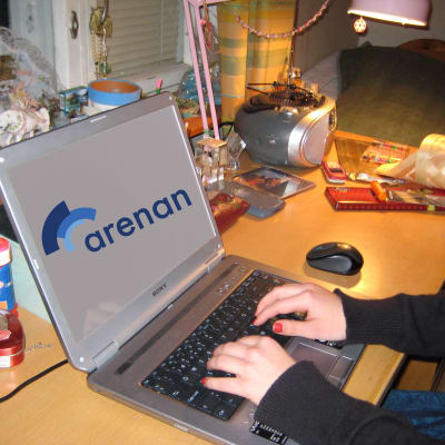 Kollage av dator från 2008 och Yle Arenans logo från 2007