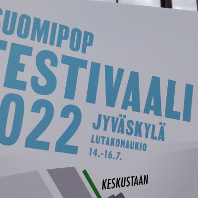 Suomipop-festivaalikyltti Jyväskylän Lutakonaukion laidassa.