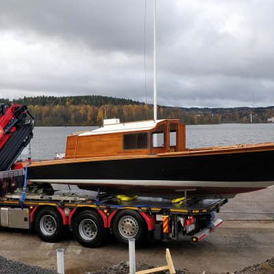 Alvar Aallon suunnittelema vene Jyväskylän satamassa kuorma-auton kyydissä.