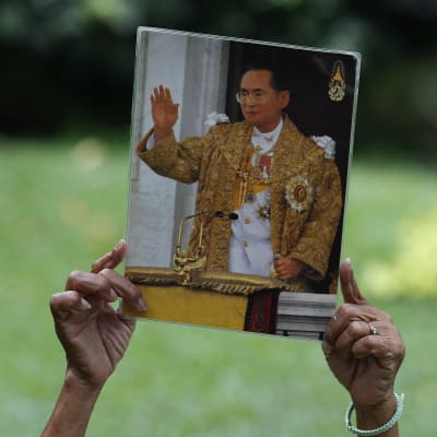 Porträtt av Thailands kung Bhumibol.