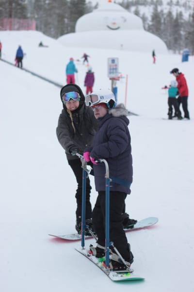 snowboardåkning där funktionshindrad åker på en specialbräda