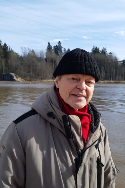 Filmregissören Claes Olsson under Covid-19-tiden, den sista veckan i mars 2020 på Lillforsens badstrand vid Vanda å. 