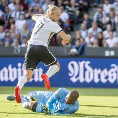 APOEL:s målvakt Boy Waterman och Rosenborgs anfallare Christian Gytkjaer kämpar om bollen.