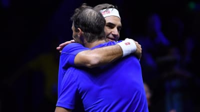 Roger Federer och Rafael Nadal omfamnar varandra.