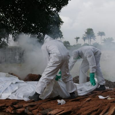 During an ebola outbreak, funeral rituals are most important contamination vectors. Here bodybags disinfected with chlorine.