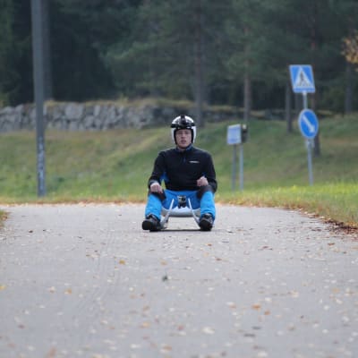 Tristan Jeskanen startar ett rodelåk på en cykelväg i Nastola.