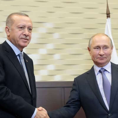 Recep Tayyip Erdoğan skakar hand med Vladimir Putin.