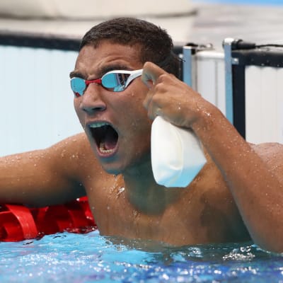 Ahmed Hafnaoui vrålar vid bassängändan.