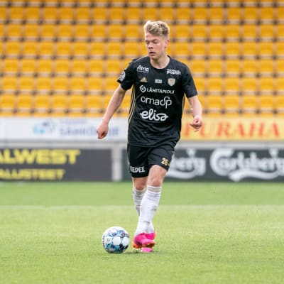 Pyry Hannola syöttää palloa Veikkausliigassa SJK:n paidassa kaudella 2021.