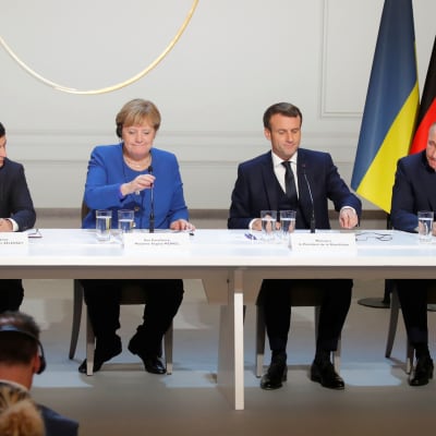 Bild på fyra presidenter vid ett bord.