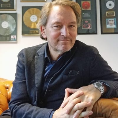 Tomas Ledin på skivbolagskontoret i Stockholm