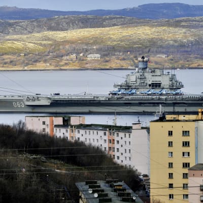 Det ryska hangarfartyget Admiral Kuznetsov vid dockan i Murmansk.