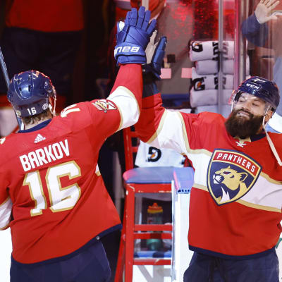 Aleksander Barkov och Radko Gudas firar segern efter matchen.