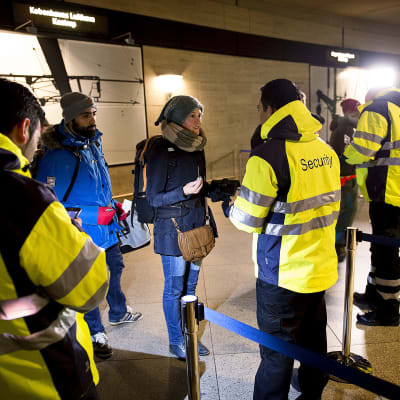 Säkerhetspersonal kontrollerar människors personhandlingar vid Kastrup tågstation.