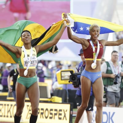 Shanieka Ricketts och Yulimar Rojas firade med medaljer runt halsen efter tävlingen.