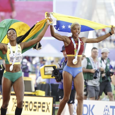 Shanieka Ricketts och Yulimar Rojas firade med medaljer runt halsen efter tävlingen.