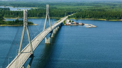 Bild över havslandskap och förbindelsebro (Replotbron)