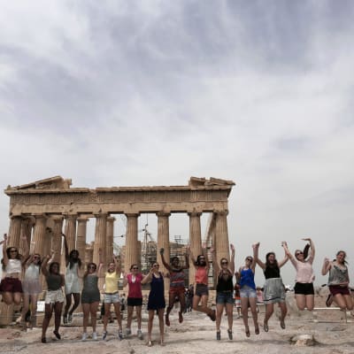Turister vid Akropolis i Aten den 26 juli 2015.