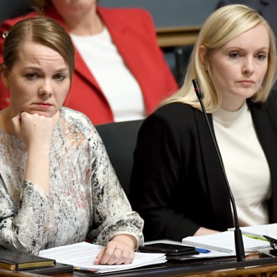 Katri Kulmuni och Maria Ohisalo i regeringsbänken i riksdagen.