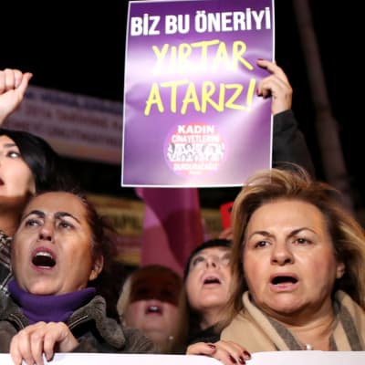 Människor protesterar i Istanbul mot ett nytt lagförslag