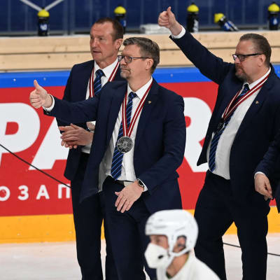 Suomen valmennusjohdon ja johtoryhmän jäseniä peukuttamassa Kanadan voittoa.