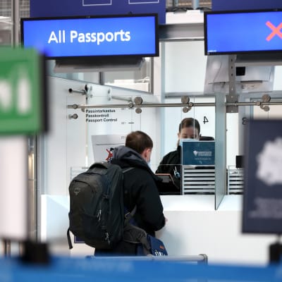 Ryska resenärer i passkontrollen på Helsingfors-Vanda flygplats.