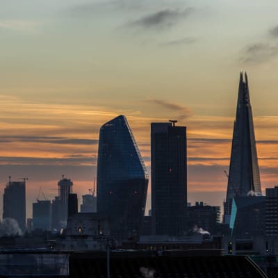 En bild över Londons affärsdistrikt i gryningen.