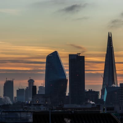 En bild över Londons affärsdistrikt i gryningen.