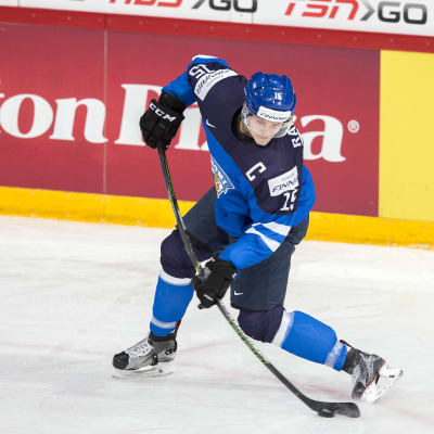 Mikko Rantanen laukoo.