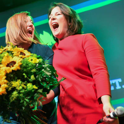 De grönas toppkandidat i Hamburg Katharina Fegebank (t.v.) jublar över resultatet tillsammans med partiordföranden Annalena Baerbock.