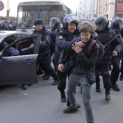 Flera aktivister, bland dem protestledaren Aleksej Navalnyj, greps vid en demonstration i Moskva