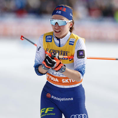 Emmi Lämsä hiihtää Salpausselän kisoissa 2022.