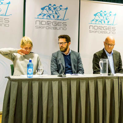Therese Johaug och det norska skidförbundet håller presskonferens.