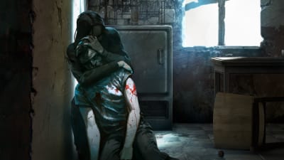 En bild från ett datorspel där en kvinna håller om en sårad man i en förfallen lägenhet.