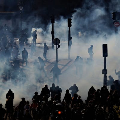 Mielenosoittajia kyynelkaasun keskellä Pariisissa 13. huhtikuuta 2023.