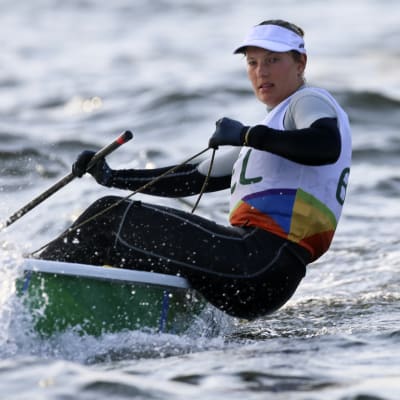 Evi van Acker styr sin båt i OS i Rio de Janeiro.