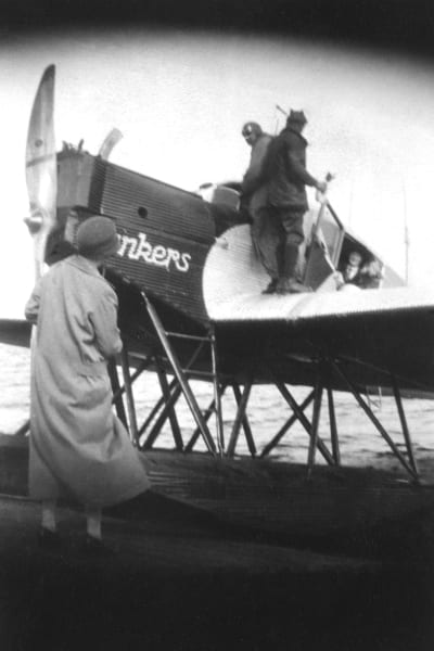 Passagerare stiger ombord på ett Junkers plan på väg till Stockholm från Skatuddens flyghamn den 14.06.1924.