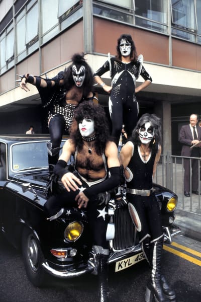 Kiss poserar på gammal bil i London 1976.
