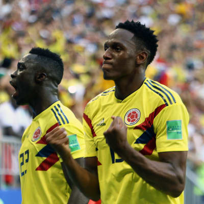 Carlos Sanchez och målskytten Yerry Mina jublar efter segern över Senegal.