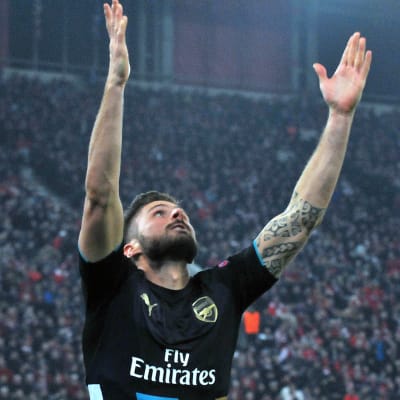 Olivier Giroud lyfter händerna mot himlen.