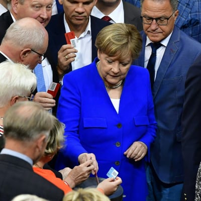 Angela Merkel lägger sin röst i omröstningen om samkönat äktenskap i förbundsdatgen 30.6.2017.